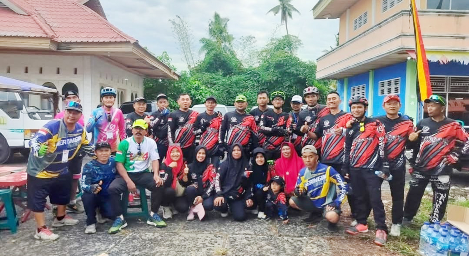 Komunitas sepeda Sakato Bike Limapuluh Kota foto bersama saat mengikuti iven Riau Pos Gowes Merdeka, tahun lalu.