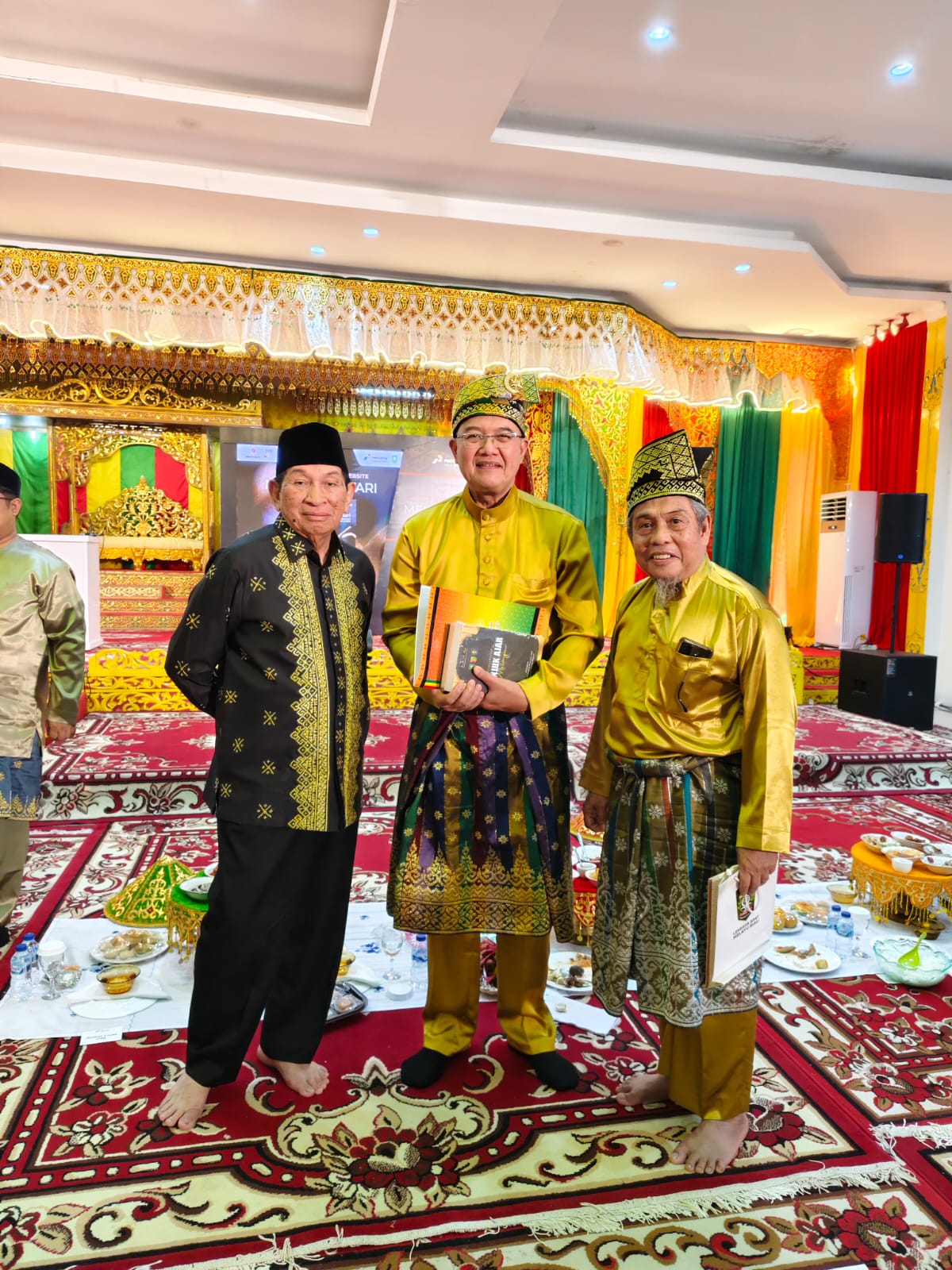 Ketua DPH LAMR Datuk Seri Taufik Ikram Jamil (kanan), Ketua MKA LAMR Datuk Seri Marjohan Yusuf (kiri) foto bersama usai acara peluncuran buku di balai adat, Jumat (15/8/2025) malam. F