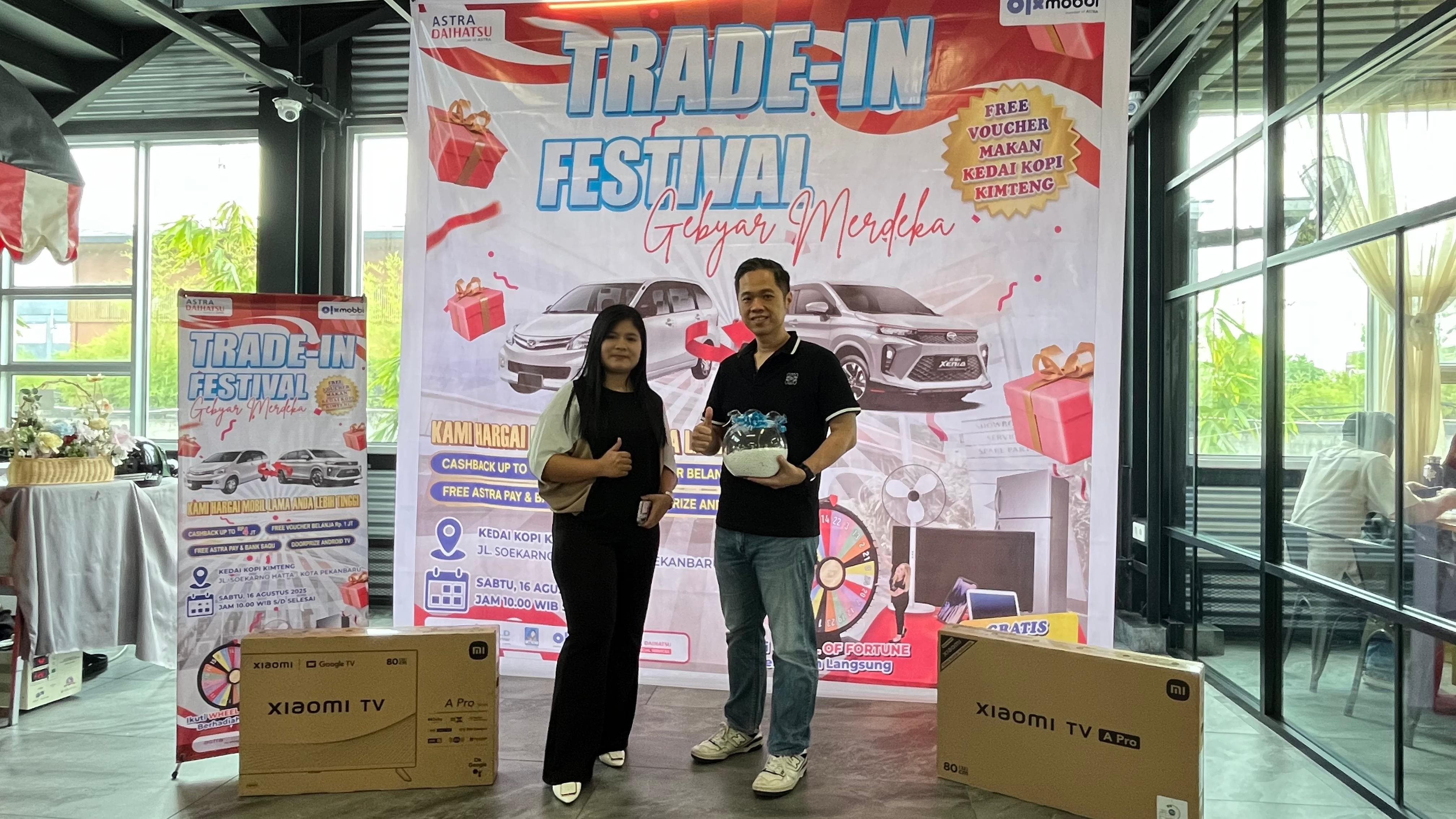 Kepala Cabang Astra Daihatsu Sudirman Pekanbaru, Yohanes dan tim melakukan pengundian doorprize khusus untuk konsumen yang SPK selama iven Trade-In Festival Week yang berlangsung di Kedai Kopi Kimteng
