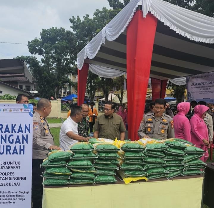 Kepala Perum Bulog Kantor Cabang Rengat, Ryanel Ismansyah bersama sejumlah pihak saat berada di gerai beras SPHP, Sabtu (16/8/2025).