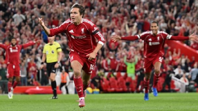 Federico Chiesa merayakan golnya untuk membawa Liverpool unggul atas Bournemouth pada laga pembuka Liga Premier Inggris.
