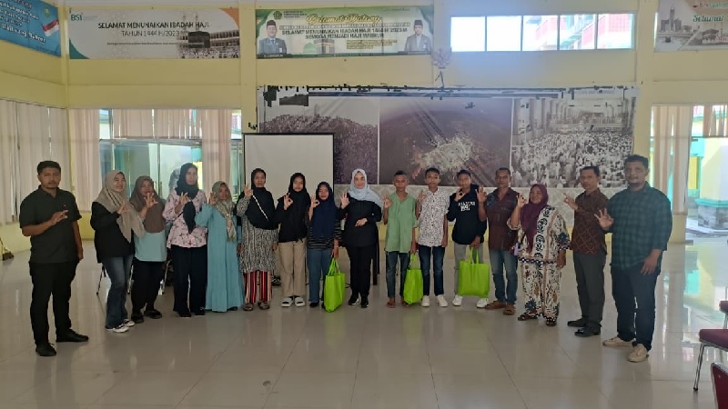 Kadissos Bengkalis Paulina melepas lima siswa asal Bengkalis ke Asrama SRMA 13 Pekanbaru di Asrama Haji Riau, beberapa hari lalu.