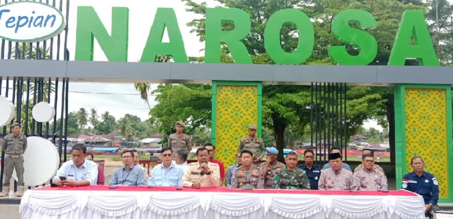 Bupati Kuansing H Suhardiman Amby bersama Kapolres Kuansing AKBP Raden Ricky Pratidiningrat dan Forkompinda melakukan jumpa pers persiapan pacu jalur, Jumat (15/8/2025) di Tepian Narosa Telukkuantan.