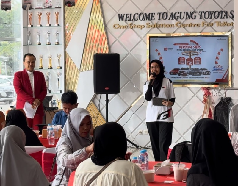 Branch Manager Agung Toyota SM Amin, Nellyta Hasrimar saat memberi sambutan dalam Toyota Merdeka Sales and TCO Sales Event yang berlangsung di showroom Agung Toyota SM Amin pada Sabtu (16/8/2025).