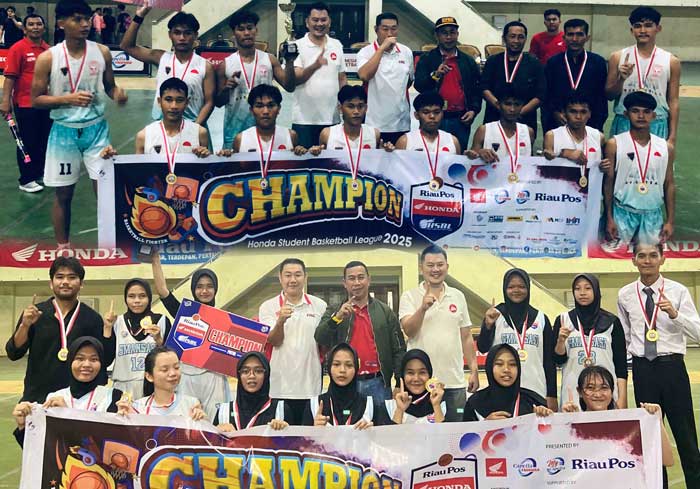 Tim putra-putri SMAN 1 Lubuk Dalam (kiri) yang menjadi champion dalam Riau Pos-HSBL Seri VI Perawang, Siak,