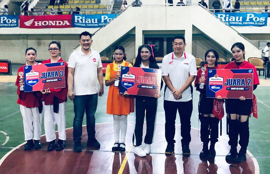 Pimpinan  PT Capella Honda Tualang Erick Chandra (tiga kiri) dan  Promotion Section Head PT Capella Dinamik Nusantara Haryanto Budhiman foto bersama  para juara dance di GOR Tualang, Siak, Sabtu (16/8