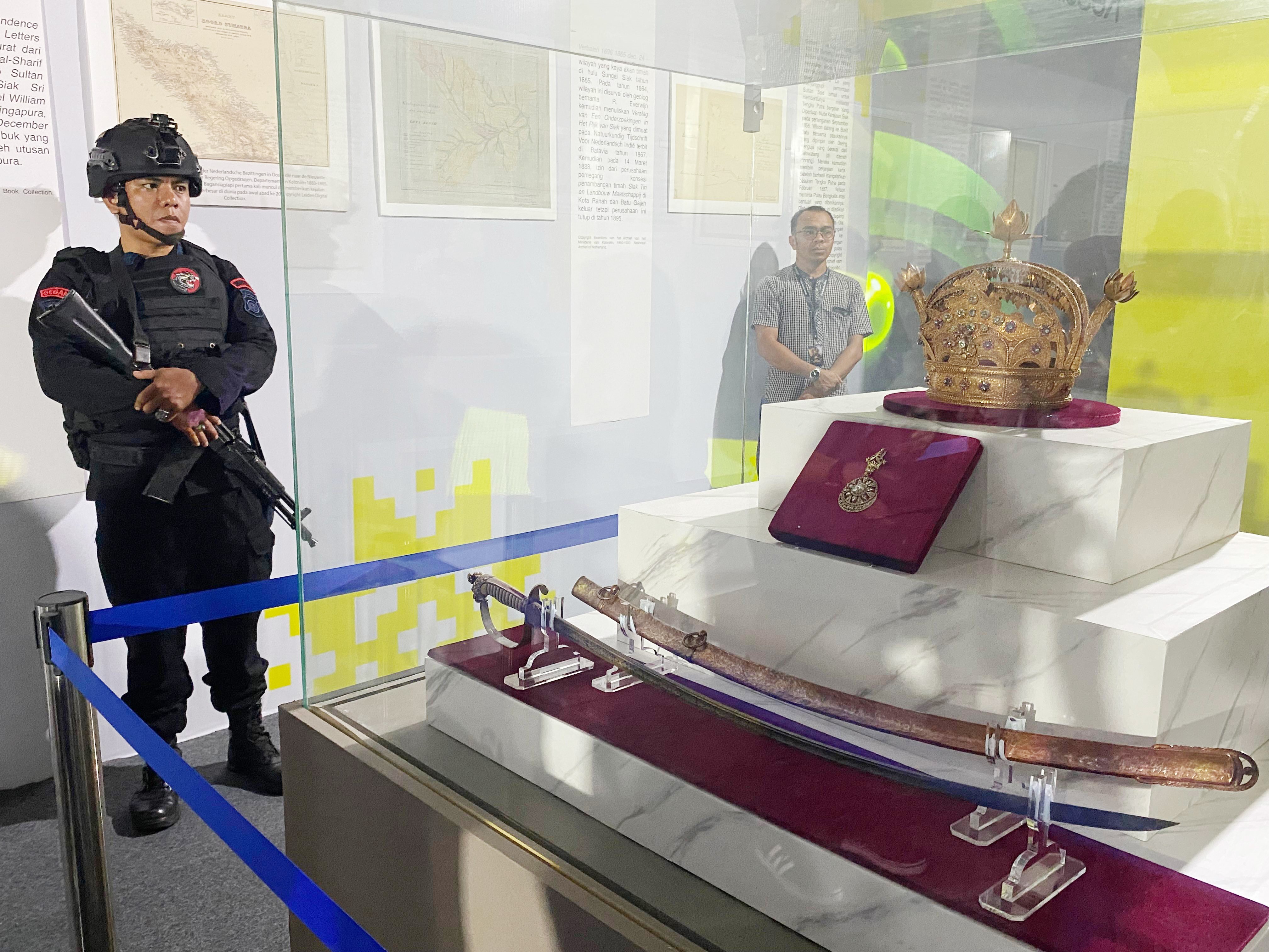 Mahkota Kerajaan Siak dijaga ketat oleh polisi saat dipamerkan dalam Pekan Budaya Melayu Serumpun di Pekanbaru bersempana HUT Ke-68 Provinsi Riau, Sabtu (9/8/2025).