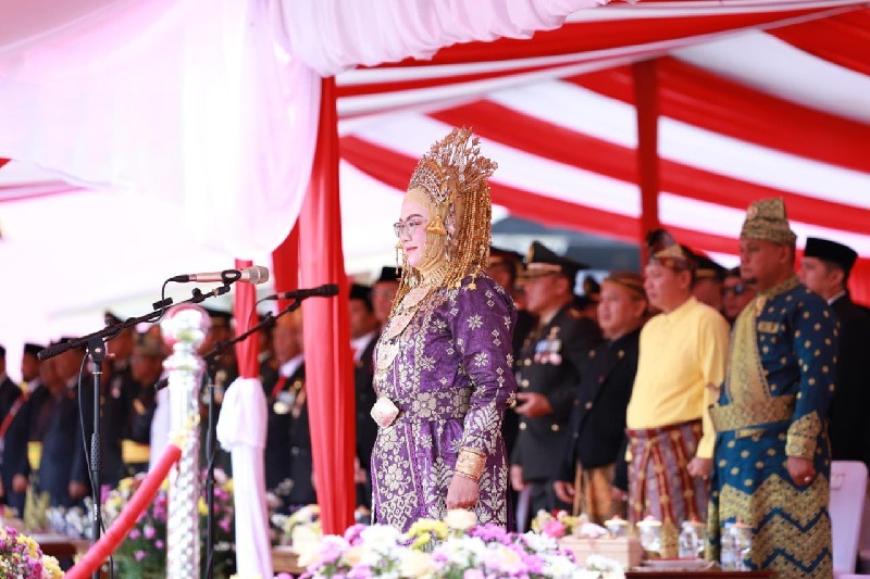 Bupati Siak Afni Z memimpin upacara Hari Kemerdekaan ke-80 RI dengan mengenakan pakaian adat Melayu di Lapangan Tugu depan Istana Asserayah Alhasyimiah Kota Siak, Ahad (17/8/2025).