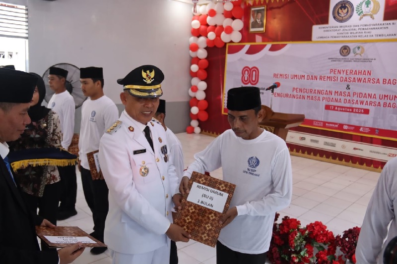 Bupati Inhil Herman menyerahkan remisi kepada salah satu warga binaan Lapas Kelas II A Tembilahan, Ahad (17/8/2025).