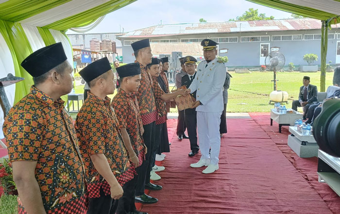 Bupati Inhu, Ade Agus Hartanto S Sos MSI didampingi Kepala Rutan kelas IIB Rengat, Ridar Firdaus Ginting AMd IP SH saat memberikan remisi secara simbolis, Ahad (17/8/2025).