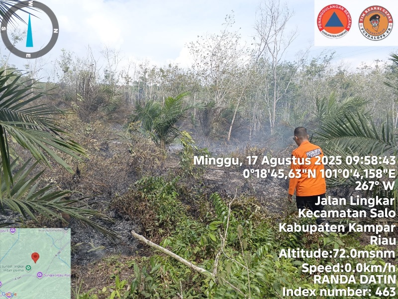 Tim Gabungan memadamkan api yang membakar lahan masyarakat di Desa Salo Timur, Kecamatan Salo, Ahad (17/8/2025).