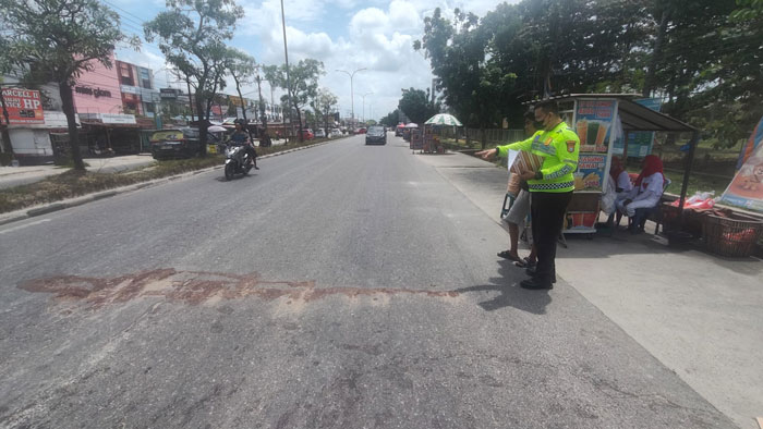 Petugas kepolisian melakukan olah TKP dilokasi peristiwa kecelakaan di Jalan HR Soebrantas, tepat di depan gerbang Universitas Riau (Unri), pada Ahad (17/8/2025).