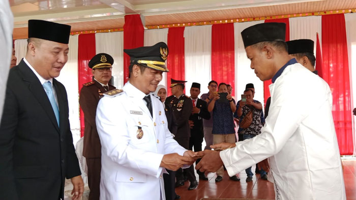Wabup Kuansing H Muklisin serahkan SK remisi ke warga binaan didampingi Kalapas Kelas IIB Teluk Kuantan Wiwid Feryanto usai peringatan HUT RI ke 80, Ahad (17/8/2025) di Pendopo Limuno Teluk Kuantan