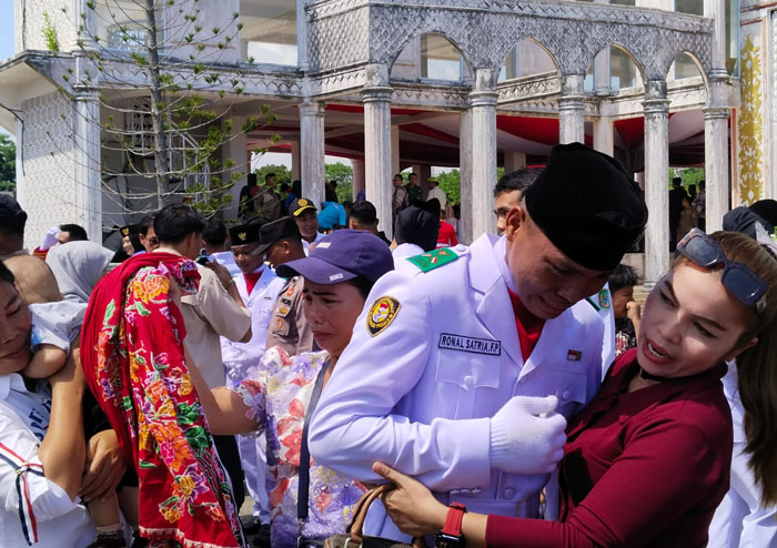 Paskibra tampak haru disambut keluarga, usai menjalankan tugas pengibaran bendera di Lapangan Purna MTQ Batu Enam, Bagansiapiapi, Ahad (17/8/2025).