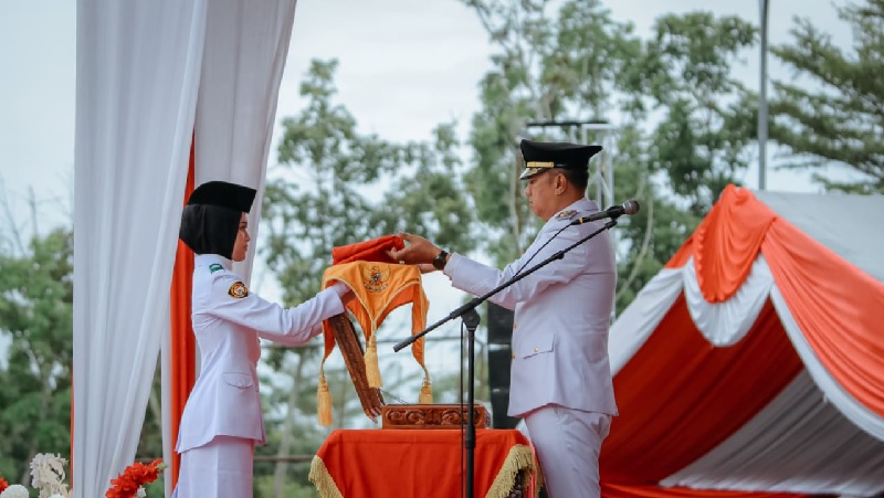 Wabup Muzamil bertindak sebagai inspektur upacara penurunan bendera HUT ke-80 RI di Kepulauan Meranti, Ahad (17/8/2025).