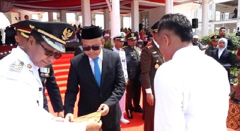 Proses penyerahan remisi secara simbolis bagi warga binaan lapas Bagansiapiapi, di Lapangan Purna MTQ Batu Enam, Bagansiapiapi, Ahad (17/8/2025).