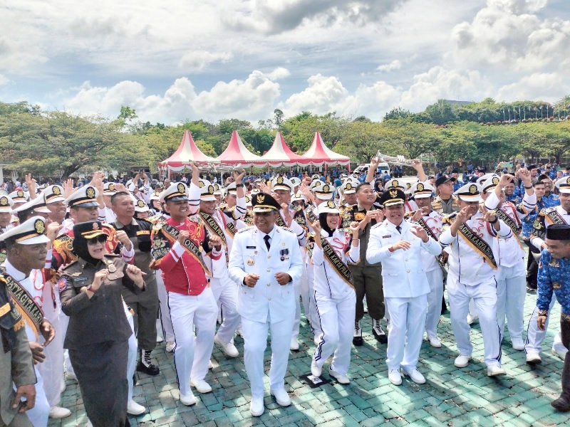 Bupati dan Wakil Bupati Rohul Anton ST MM bersama H Syafaruddin Poti dan tamu undangan ikut goyang dalam penampilan tarian Tabole Bole usai upacara Detik-Detik Proklamasi Kemerdekaan RI.