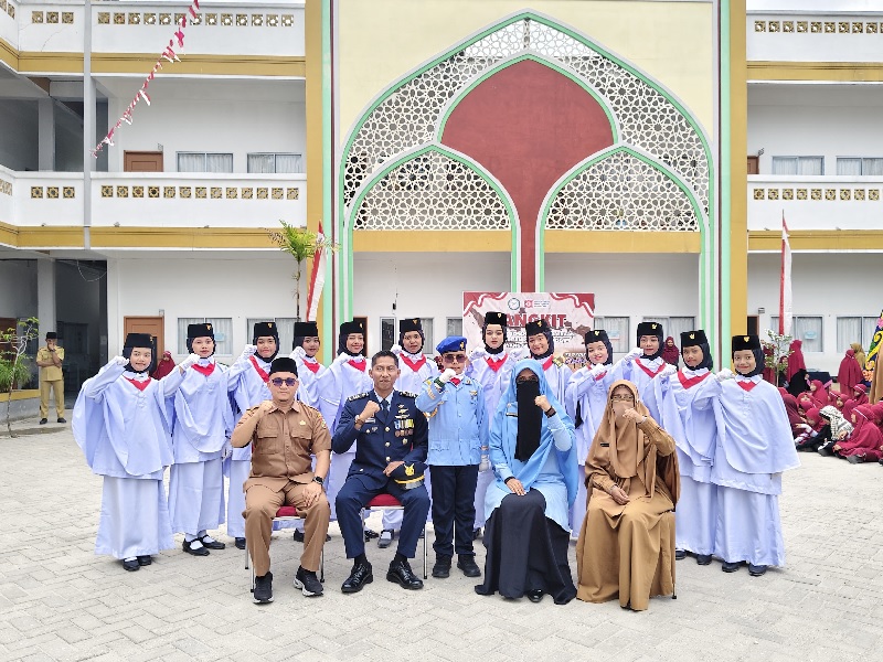 Kainfolahta Lanud Roesmin Nurjadin Kapten Lek Rustam Oddang (dua kiri) didampingi Kepala Madrasah MIS Tahfizh Cendekia Pekanbaru Melia Asnita SPd M Psi (dua kanan) foto bersama sisw.