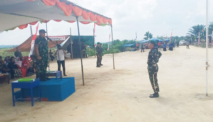 Dan Satgas PKH, Mayor Jenderal (Mayjen) TNI Dody Triwinarto pimpin apel upacara HUT RI di kawasan TNTN Desa Lubuk Kembang Bunga Kecamatan Ukui Kabupaten Pelalawan, Ahad (17/8/2025).