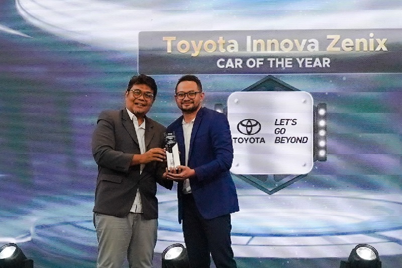Philardi Sobari, Head of Public Relation PT Toyota-Astra Motor (kanan), bersama Pung Purwanto, Pemimpin Redaksi Sindonews (kiri), pada iNews Automotive Award 2025 di Jakarta, Kamis (14/8/2025).
