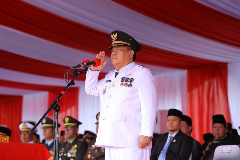 [21.15, 17/8/2025] soleh ripps: Pimpin Upacara Penurunan Bendera, Wagubri Ajak Bekerja Keras Majukan Daerah   PEKANBARU (RIAUPOS.CO)- Upacapeniruan bendera di halaman kantor Gubernur Riau, Ahad (17/8)