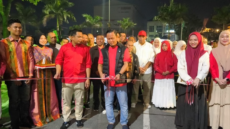 Wako Pekanbaru Agung Nugroho didampingi Ketua TP PKK Pekanbaru Sulastri Agung dan para kepala OPD jajaran Pemko Pekanbaru melakukan pengguntingan pita tanda peresmian Penggunaan Taman Labuai Citywalk