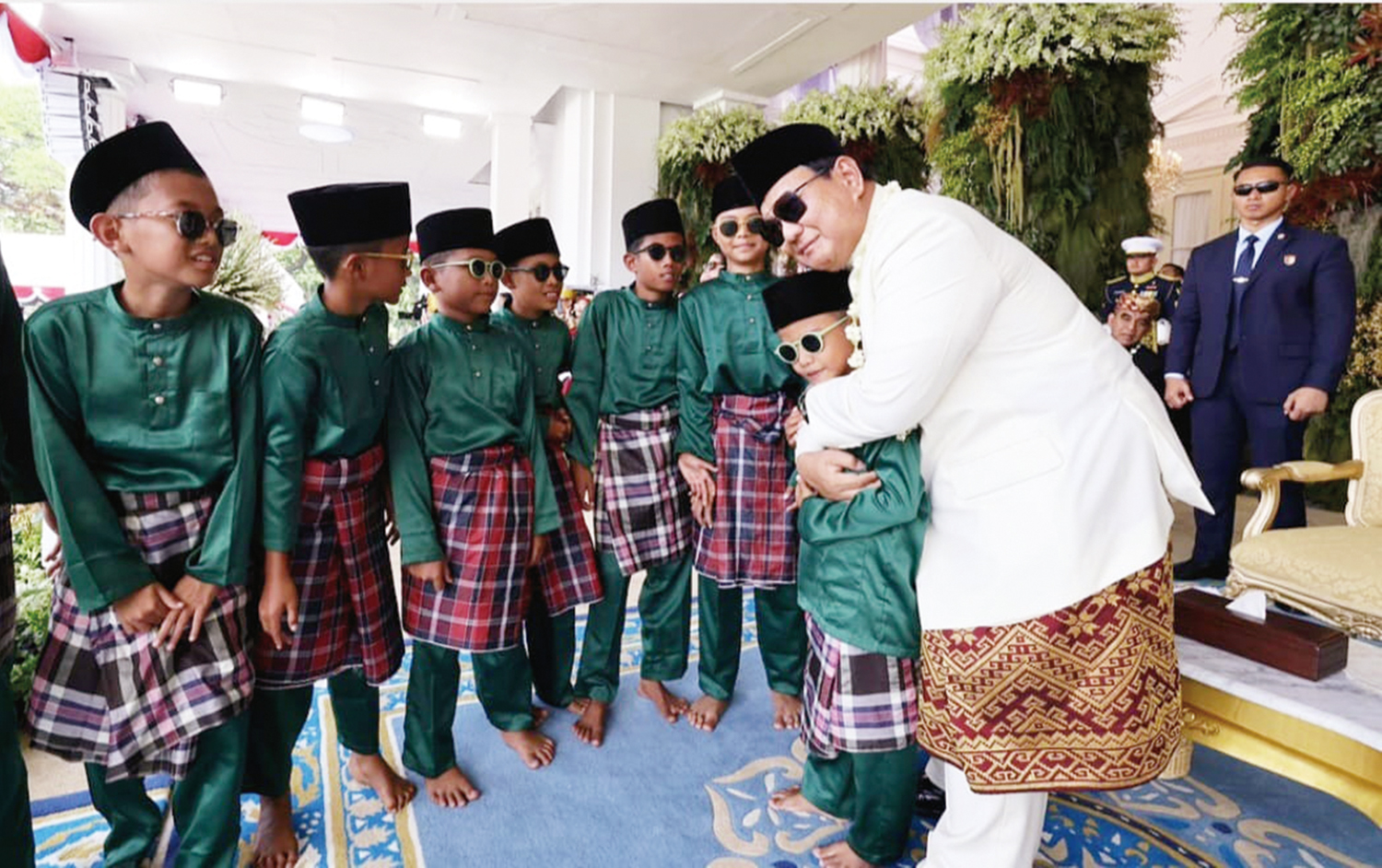 Presiden Republik Indonesia Prabowo Subianto memeluk Davi, Tukang Tari Jalur Alam Cahayo Cerenti di sela-sela upacara perayaan HUT ke-80 Kemerdekaan RI di Istana Merdeka, Jakarta, Ahad (17/8/2025).