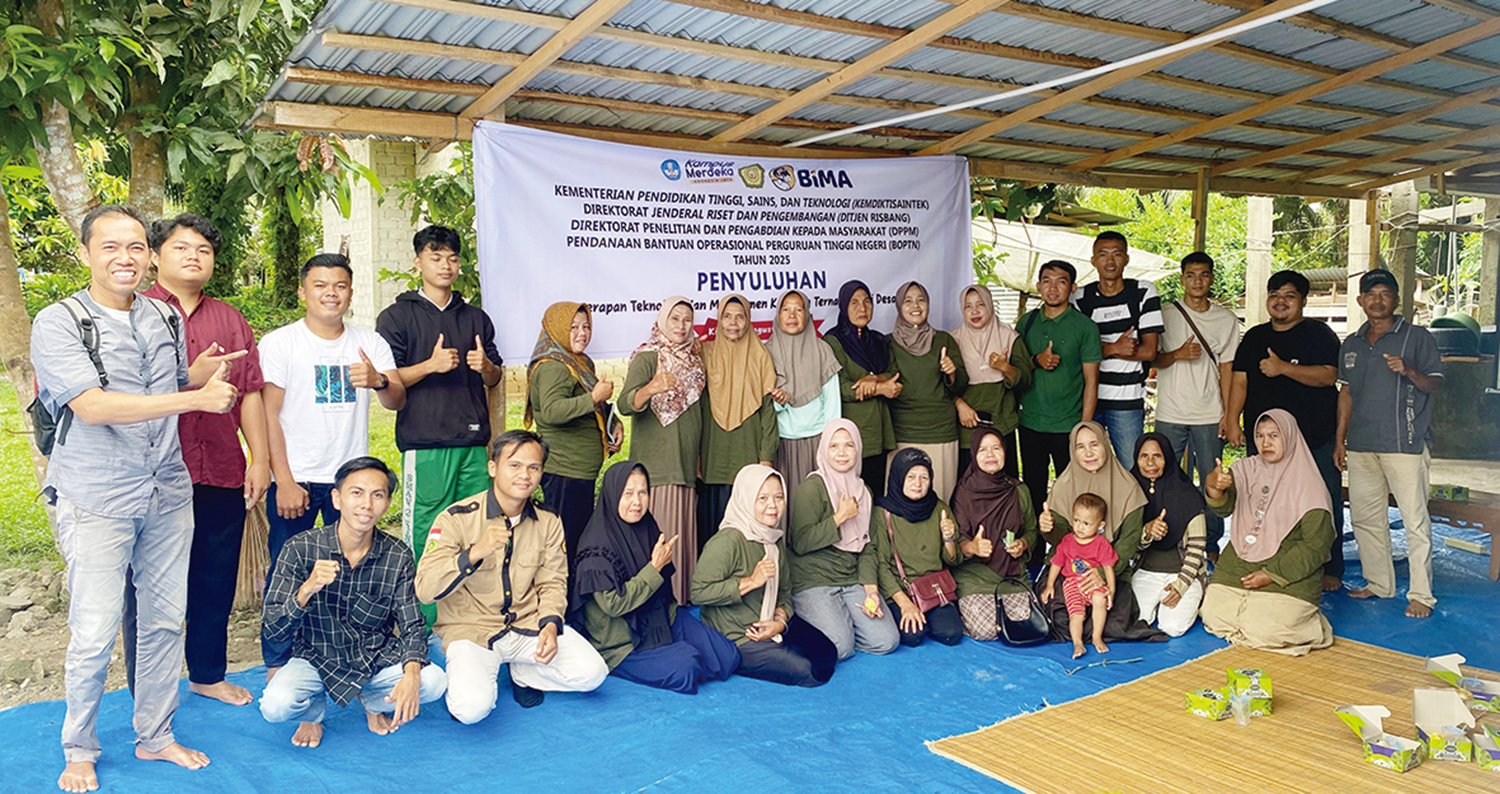 Civitas akademika Universitas Islam Kuantan Singingi bersama masyarakat foto bersama usai penyuluhan manajemen kandang ternak sapi dalam kegiatan PKM di Desa Kinali, Kecamatan Kuantan Mudik, Rabu (13/8/2025).