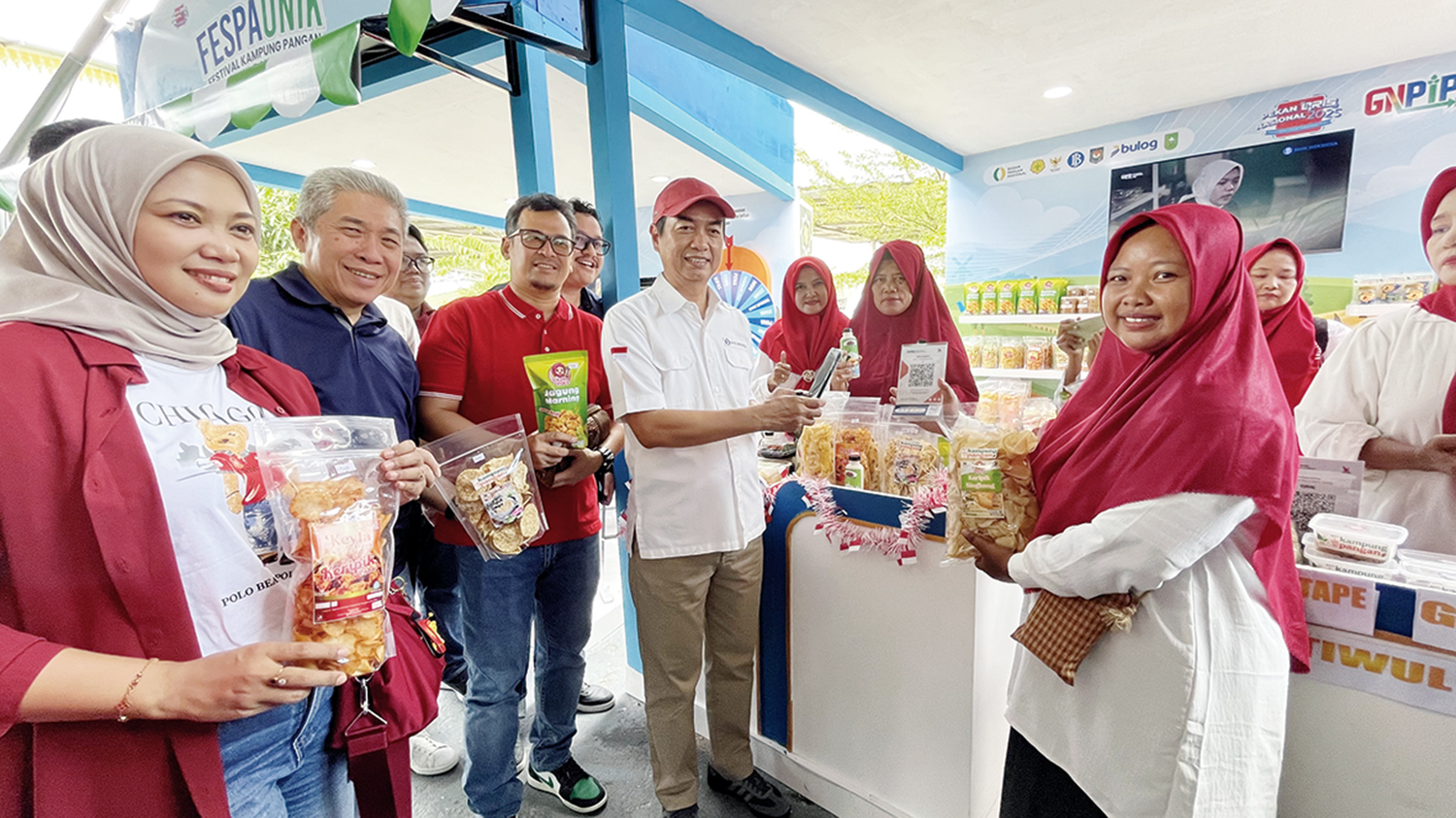 Kepala Perwakilan BI Riau Panji Achmad (baju putih) sedang berbelanja produk UMKM dengan metode pembayaran QRIS di sela kegiatan puncak Pekan QRIS Nasional yang berlangsung meriah di Riau Garden, Ahad (17/8/2025).