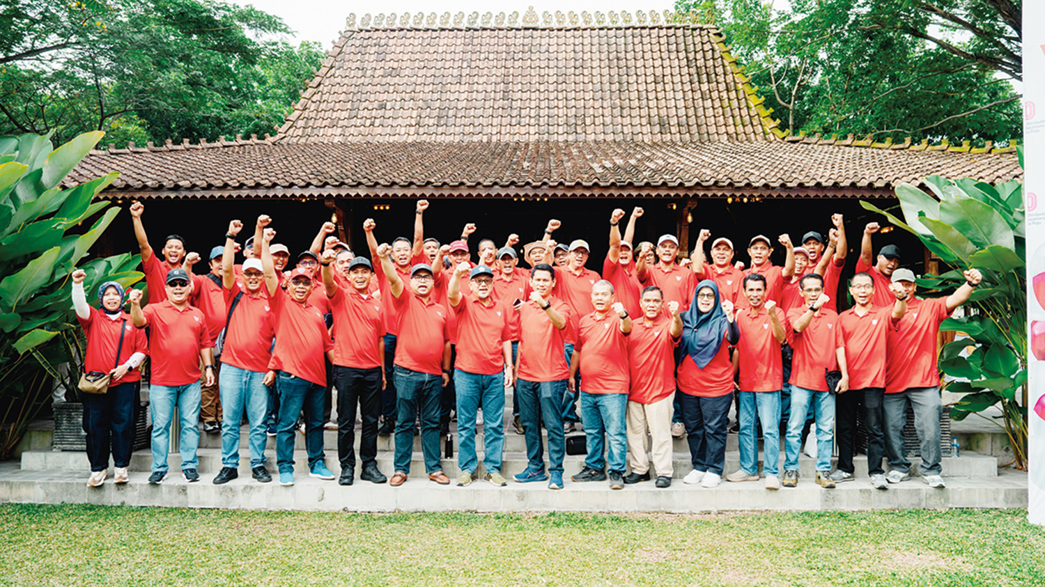 Region Head PTPN IV Regional III Ahmad Gusmar Harahap foto bersama dengan karyawan dalam rangka HUT ke-80 Kemerdekaan RI di Joglo Bale Nusantara, Region Office, Pekanbaru, Sabtu (16/8/2025).
