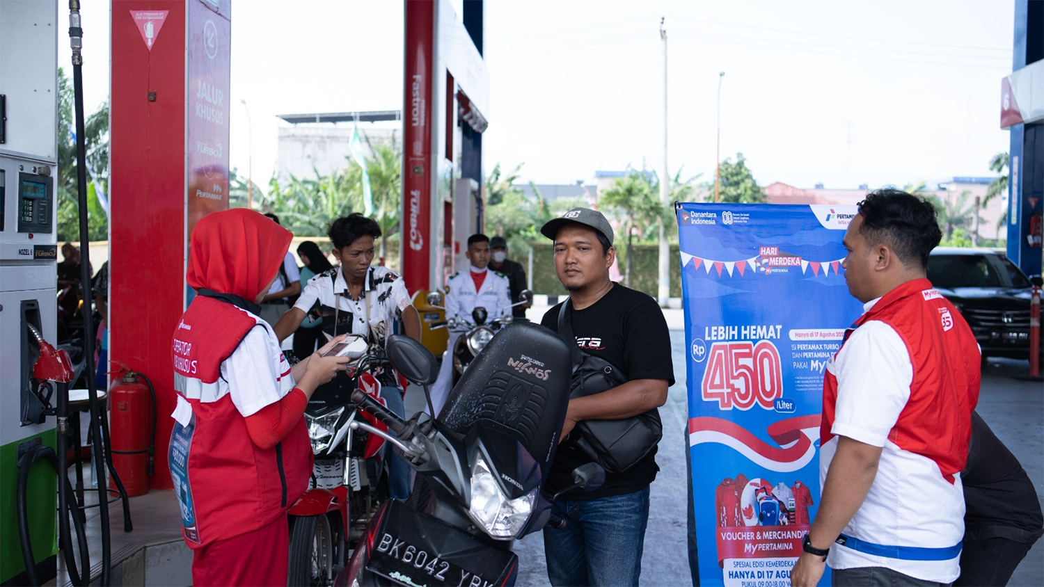 Pertamina Patra Niaga menghadirkan beragam promo spesial kemerdekaan yang diberikan kepada konsumen di SPBU di wilayah Sumbagut termasuk Pekanbaru.