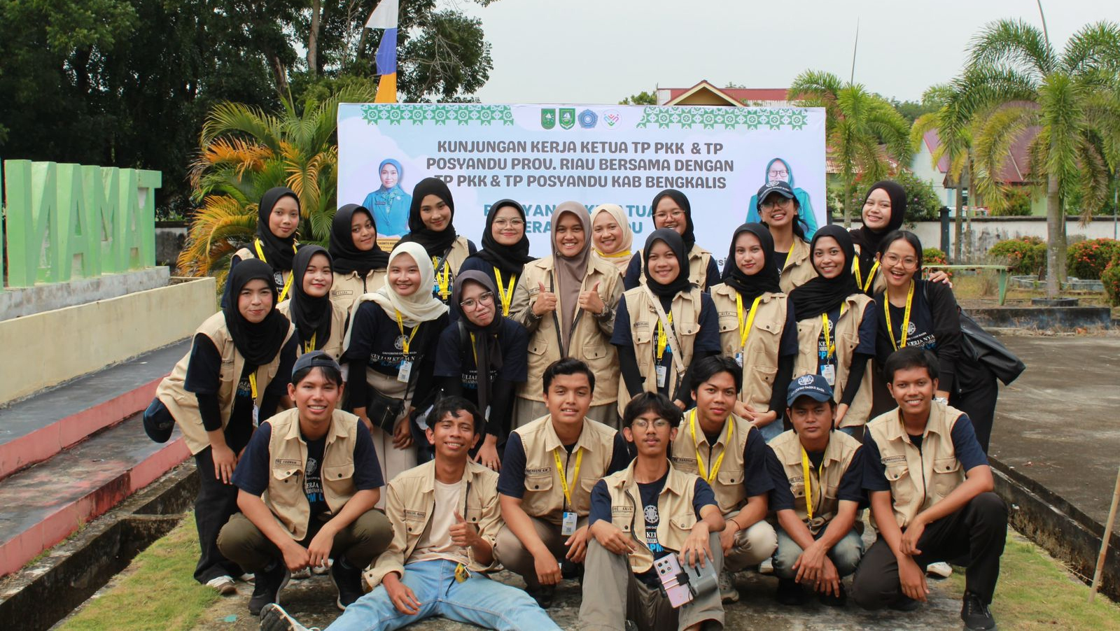 Tim KKN UGM Binar Bengkalis foto bersama saat melaksanakan pengabdian di Bumi Lancang Kuning, Kecamatan Rupat Utara, Kabupaten Bengkalis, Riau.