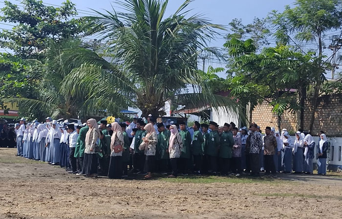 Suasana upacara peringatan Hari Kemerdekaan RI ke-80 di Ponpes Tahfidzul Raudhotul Quran Indragiri.