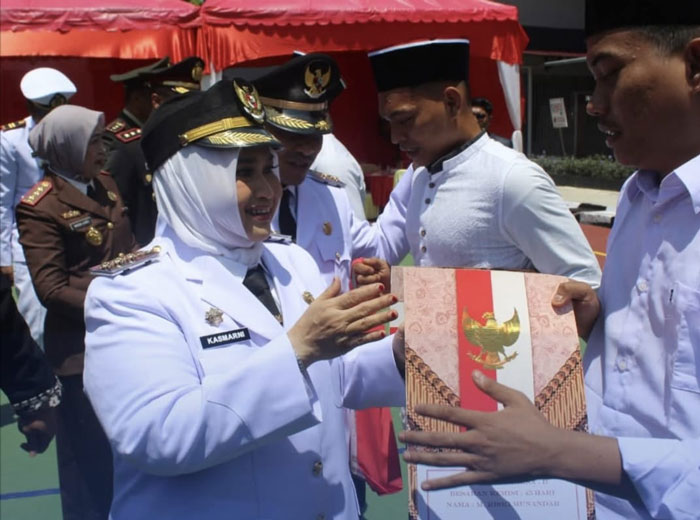 Bupati Bengkalis Kasmarni menyerahkan SK remisi kepada WBP Lapas Bengkalis di Halaman Dalam Lapas Bengkalis, Ahad (17/8/2025) sore.