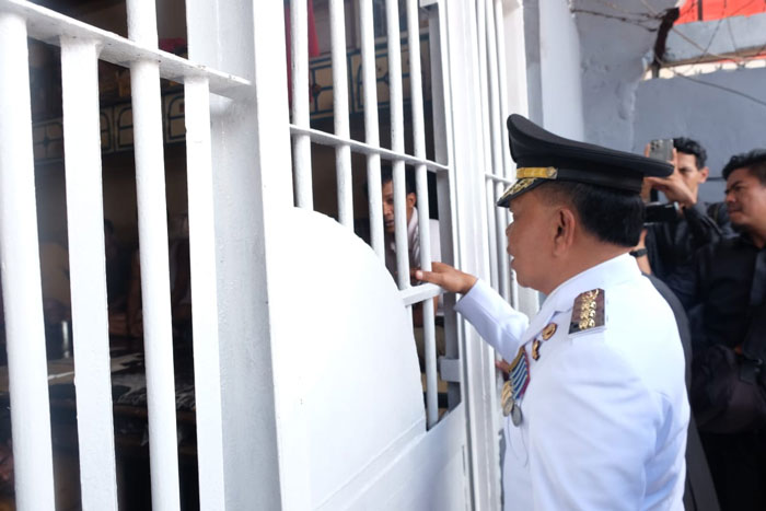Bupati Kepulauan Meranti AKBP (Purn) Asmar didampingi Kepala Lapas Kelas II B Selatpanjang, Sugiyanto menyapa warga binaan, Ahad (17/8/2025).