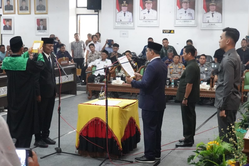 Ketua DPRD Kuansing H Juprizal SE MSi melantik Efendi sebagai anggota DPRD Kuansing menggantikan H Muslim, Senin (18/8/2025) di Gedung DPRD Kuansing.
