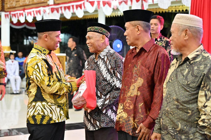 Wabup Bengkalis Bagus Santoso menyerahkan cenderamata kepada para tokoh dan pejuang pada malam ramah tamah di Balai Kerapatan Wisma Daerah Sri Mahkota Bengkalis Pada, Ahad (17/8/2025) malam.