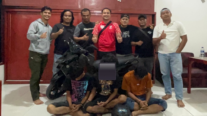 Tiga komplotan pembobol Toko Cahaya Mart di Jalan Asrama Tribata, Kelurahan Pematang Pudu, Kecamatan Mandau berhasil dibekuk polisi di rumahnya, Ahad (17/8/2025).