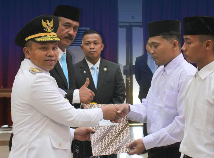Gubernur Riau Abdul Wahid, didampingi Kepala Kanwil Ditjenpas Riau Maizar (dua dari kiri), menyerahkan remisi Hari Kemerdekaan ke-80 RI secara simbolis kepada wakili napi penerima, Ahad (17/8/2025)