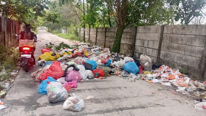 Jalan Kutilang Sakti dipenuhi sampah dibuang oknum yang tak bertanggungjawab. Akibat sampah ini akses jalan alternatif ini terpaksa ditutup tokoh masyarakat sejak Jumat malam (15/8/2025).