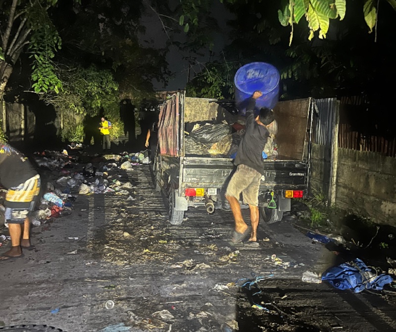 Petugas mengangkut sampah di Jalan Kutilang Sakti Kelurahan Simpang Baru, Kecamatan Bina Widya.