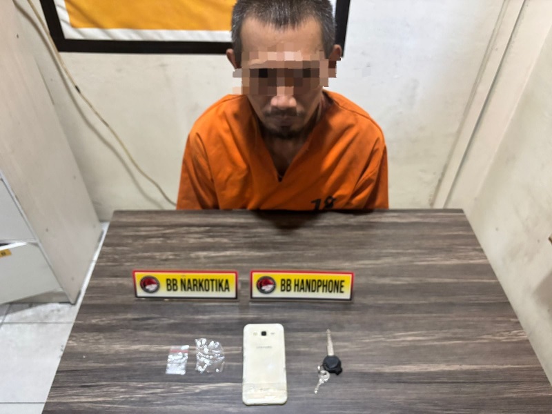 Pelaku inisial RP dan barang bukti sabu saat diamankan di Mapolres Inhil, Senin (18/8/2025)