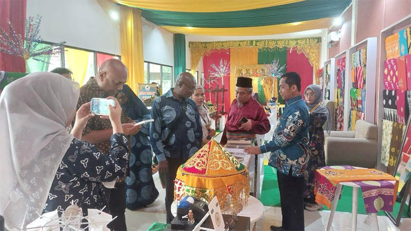 Para Dubes negara sahabat saat mengunjungi LAMR jelang mengikuti pembukaan Pacu Jalur di Kuansing, Selasa (19-8/2025).