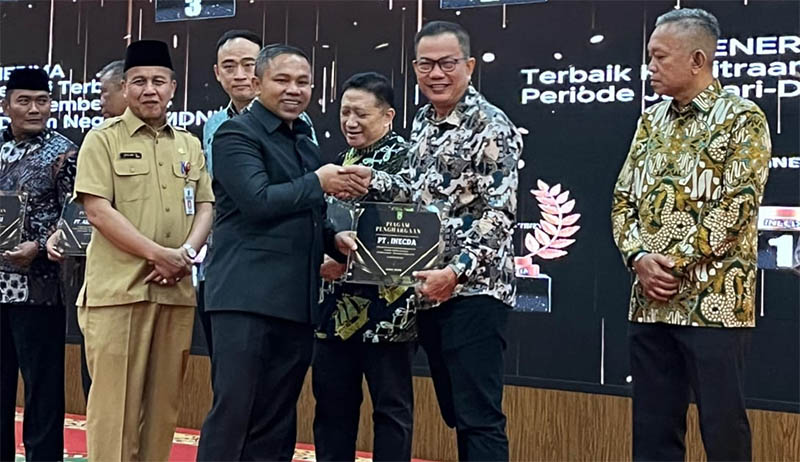Gubernur Riau, H Abdul Wahid MSI menyerahkan penghargaan sebagai kategori kemitraan dengan UMK terbaik I di Provinsi Riau kepada Direktur Operasional PT Inecda, Hendry T, Selasa (19/8/2025) lalu.