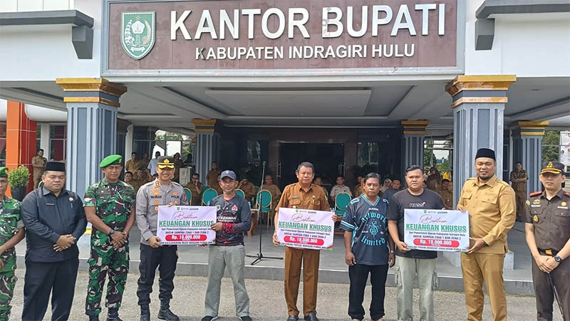 Bupati Inhu, Ade Agus Hartanto SSos MSI bersama Wabup Ir H Hendrizal MSI dan Forkopimda menyerahkan bantuan untuk pacu jalur secara simbolis, Selasa (19/8/2025).