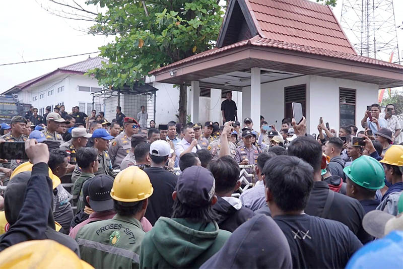 Anggota DPRD Rohul Mukhlizar dan Purwadi menyambut aksi demonstrasi karyawan PT MAN di depan pagar Kantor DPRD, Selasa (19/8/2025).