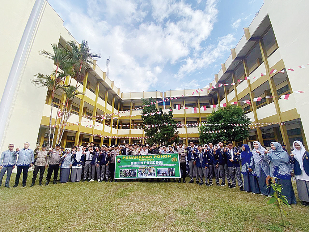 Para pimpinan, guru, personel Polsek Sukajadi dan siswa foto bersama usai upacara bendera merah putih HUT RI, Ahad (17/8/2025).