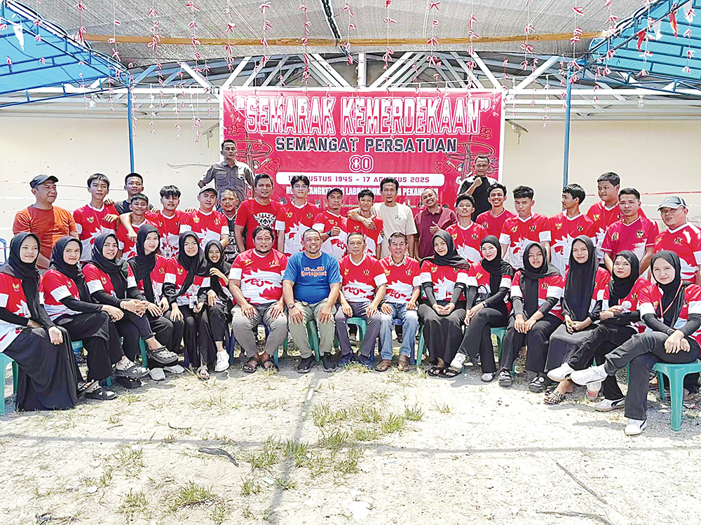 Ketua RW 02 Kelurahan Tangkerang La&shy;buai Munawar Aziz, Ketua Pemuda Metri, para ketua RT fo&shy;to bersama dengan pemuda dan panitia HUT ke-80 Kemerdekaan RI, Ahad (17/8/2025).