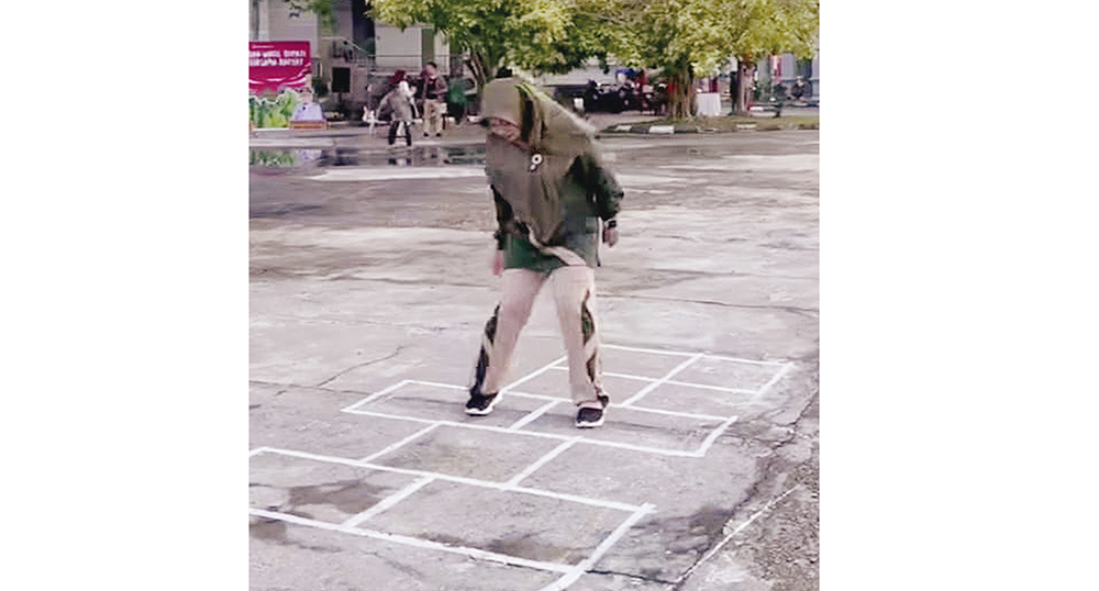 Bupati Siak Afni Z me&shy;mainkan per&shy;mainan rakyat yang sengaja dibuat di halaman kediamannya di Kompleks Abdi Praja yang diubah menjadi Rumah Rakyat, Senin (18/8/2025).