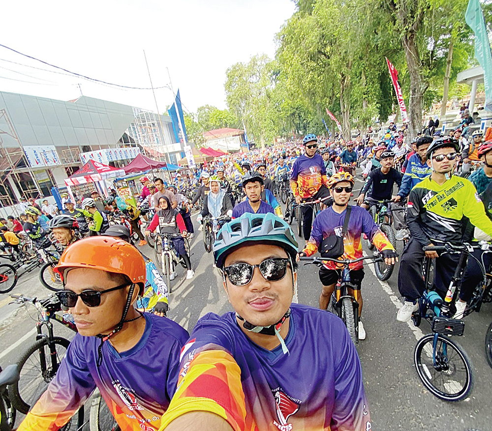 Komunitas sepeda Firman Bike Community (FBC) selfi saat mengikuti iven gowes, beberapa waktu lalu.